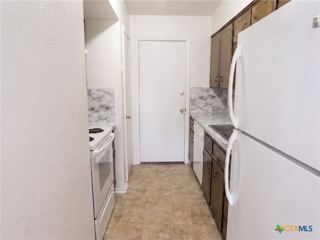 Building Photo - 2210 Cascade Dr