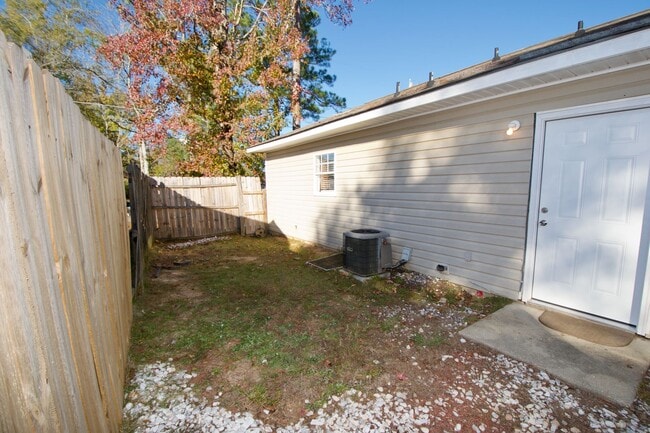 Building Photo - Comfortable Opelika Home — Convenient Location