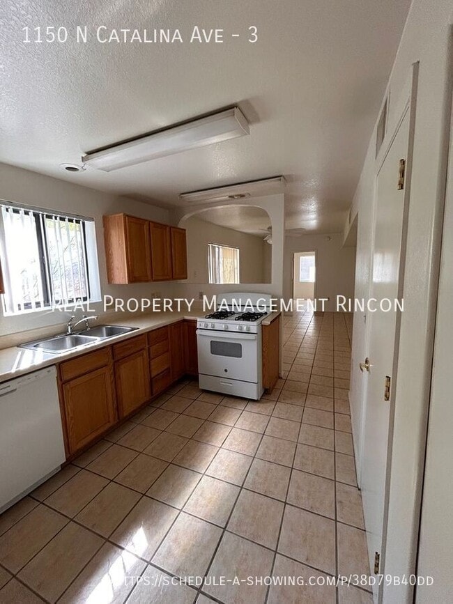 Building Photo - 1150 N Catalina Ave