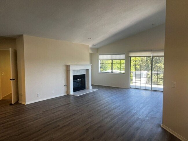 Building Photo - 736 Hillside Dr