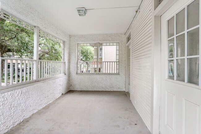 Building Photo - Fresh and elegant 5 Bedroom ONE BLOCK from...