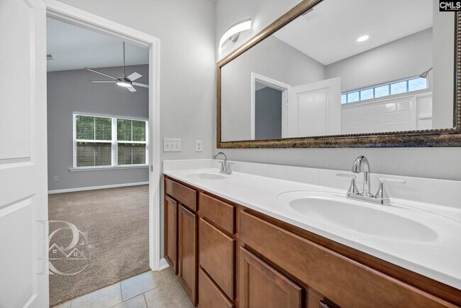 Building Photo - 157 Springhaven Dr
