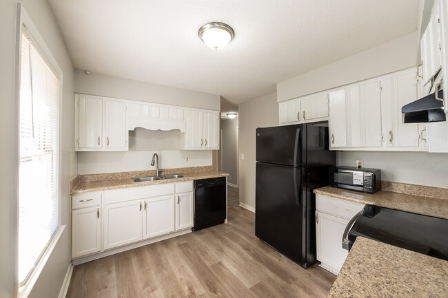 Building Photo - "Charming 3-Bedroom Retreat with 2 Full Ba...