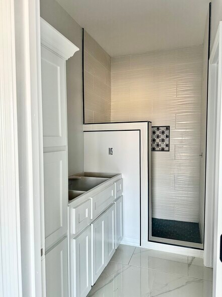 Building Photo - 1006 Escondido Ln E