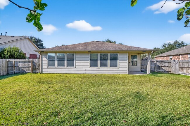 Building Photo - 827 Honeysuckle Vine Dr