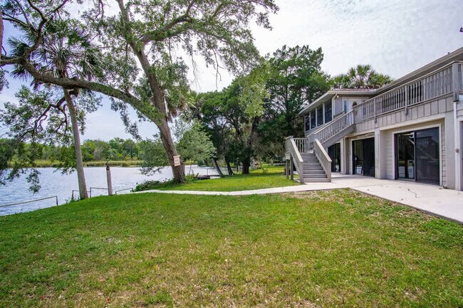 Building Photo - 1045 N Cres Dr