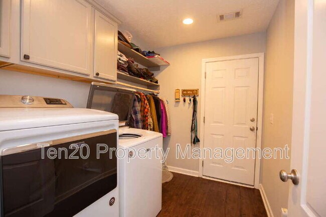 Building Photo - 3100 Gatewood Dr