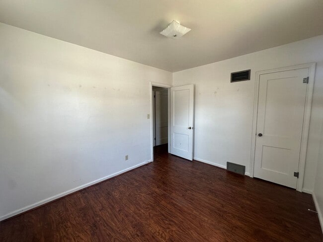 Building Photo - Two bedroom, One bathroom, Pet Friendly Ho...