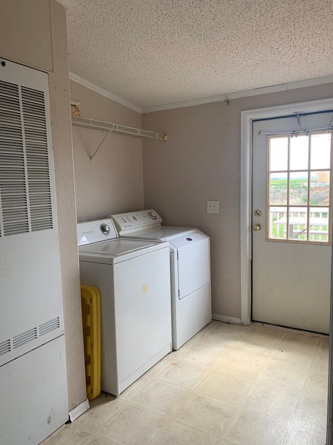 Building Photo - Country Living, minimal neighbors,3 bedroo...