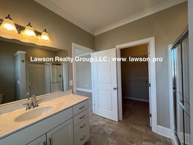 Building Photo - Upscale Three Bedroom in Colonial Green with Garage