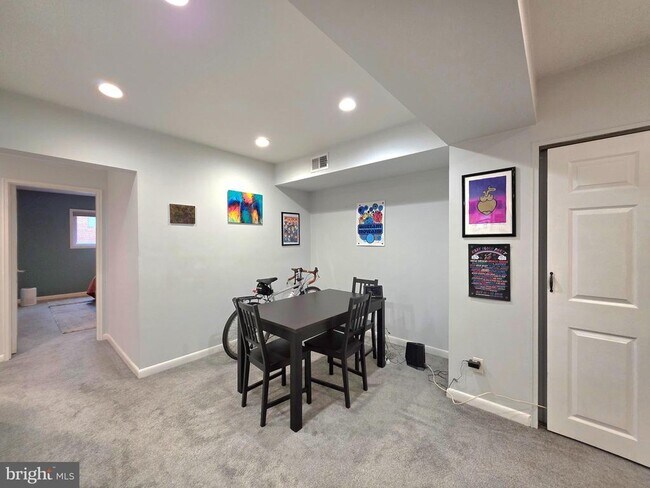 Building Photo - 2700 Dartmouth Rd