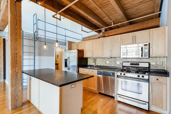 Building Photo - 333 S Desplaines St