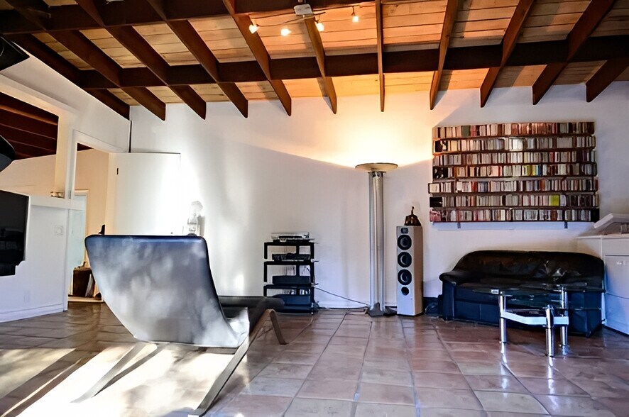 living room - 2366 Nichols Canyon Rd