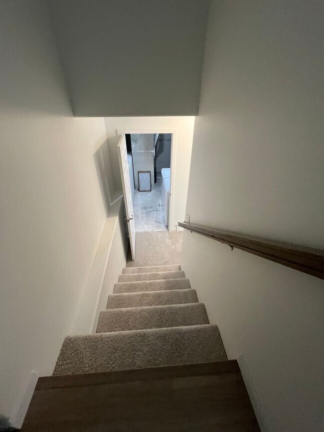 Building Photo - 3 Bed 3 Bath TownHome
