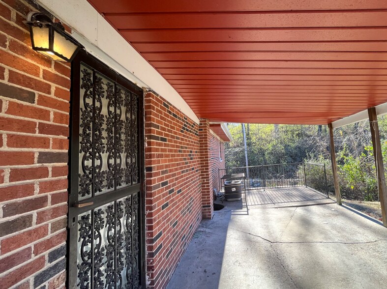 Building Photo - 6636 Kenwood Dr