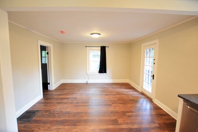 Building Photo - Two Bedroom Two Bath 112 Quarry