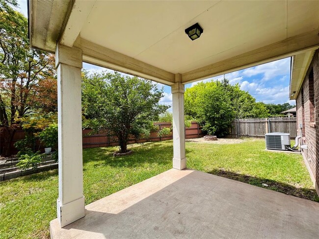 Building Photo - 14200 Lake Victor Dr