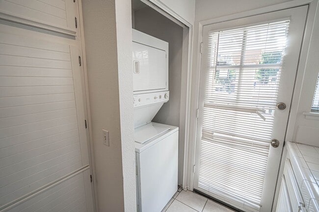 Building Photo - COMING SOON! Las Ventanas Community 2 Bedroom Condo in Valencia!