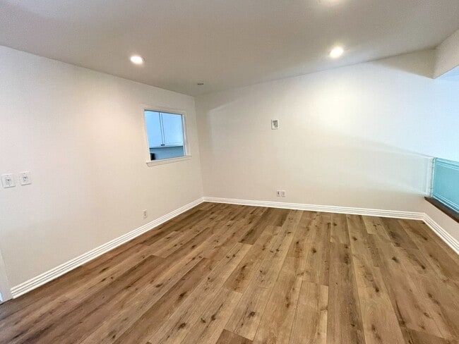 Building Photo - Updated 2 bedroom townhome in Manhattan Vi...