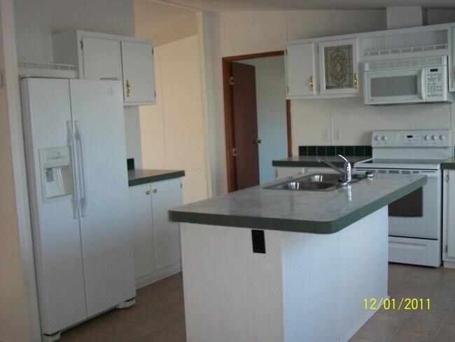 Building Photo - 3 bedroom, 2 bath, large bonus room, large covered porch, mobile home