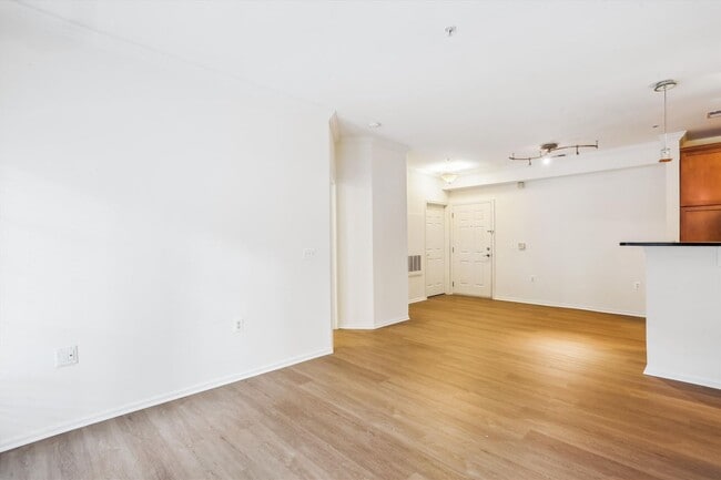 Building Photo - FRESH & READY! 2BD/2BA Next to METRO with ...