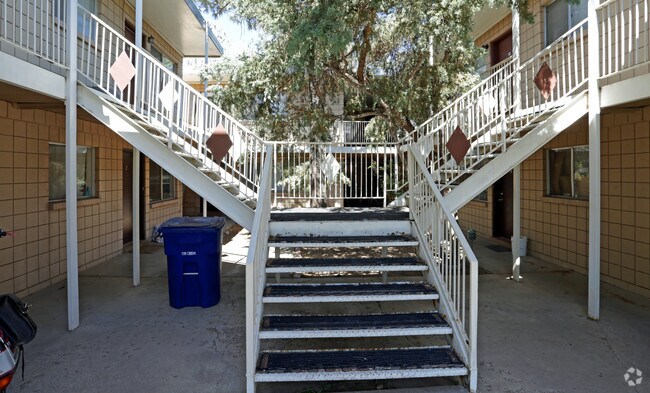 Building Photo - Large One-Bedroom Units Near Nob Hill