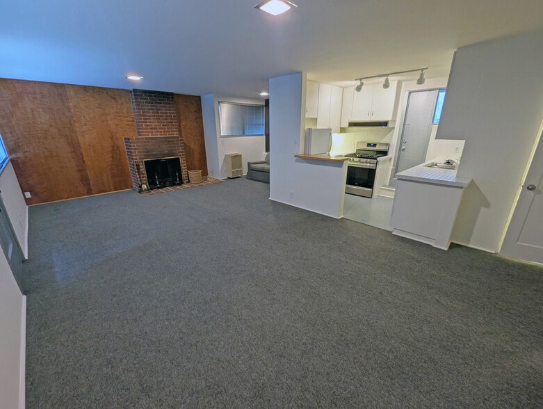 Building Photo - 648 Kelton Ave