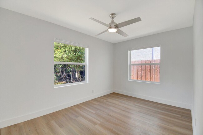 Building Photo - 420 SW 13th St