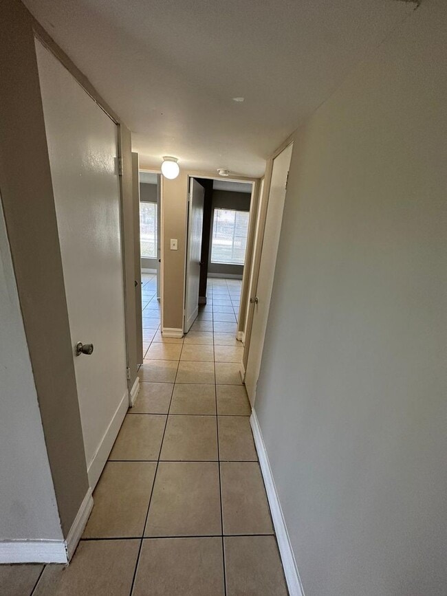 Building Photo - 1830 Maravilla Ave
