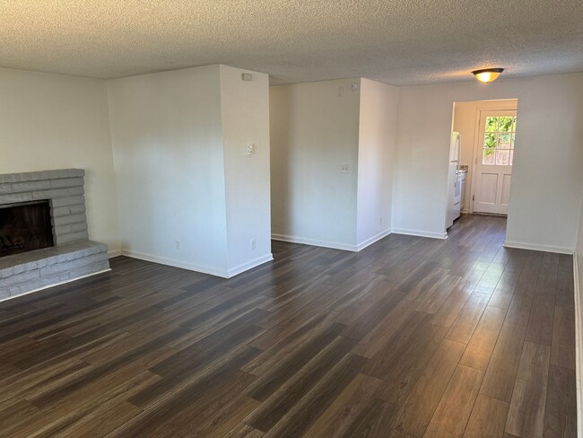 Building Photo - 2 bedroom 1 bath duplex with a garage!