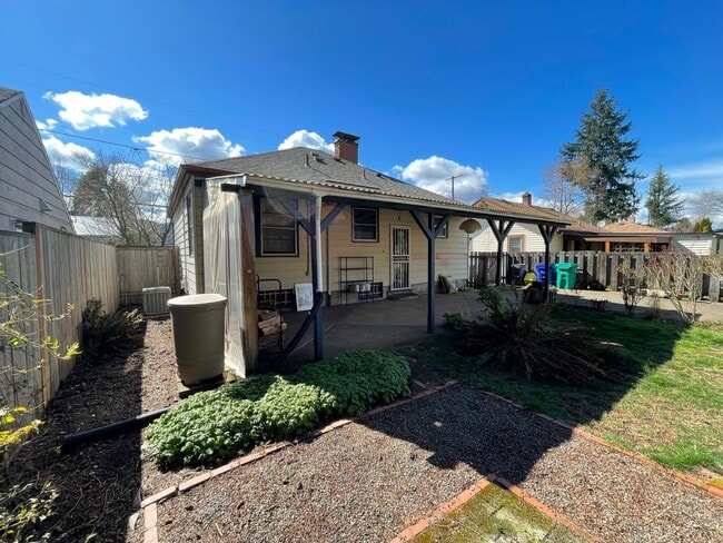 Building Photo - St. Johns 1940s 2Bd 1Ba home with updated Kitchen and a Basement! Features a Stained glass Outdoo...