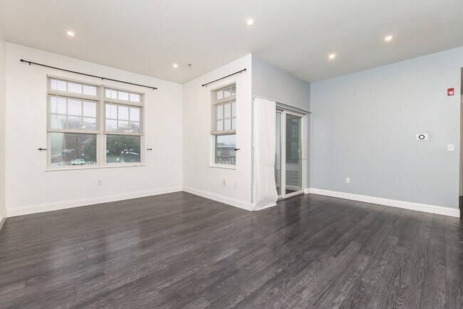 Building Photo - 614 Pond St