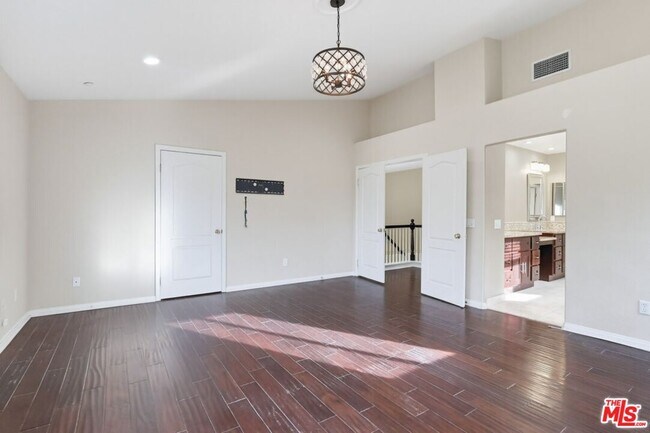 Building Photo - 5187 Knollwood Way