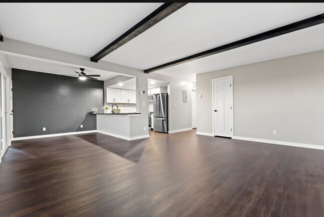 Building Photo - 605 W Crest Dr