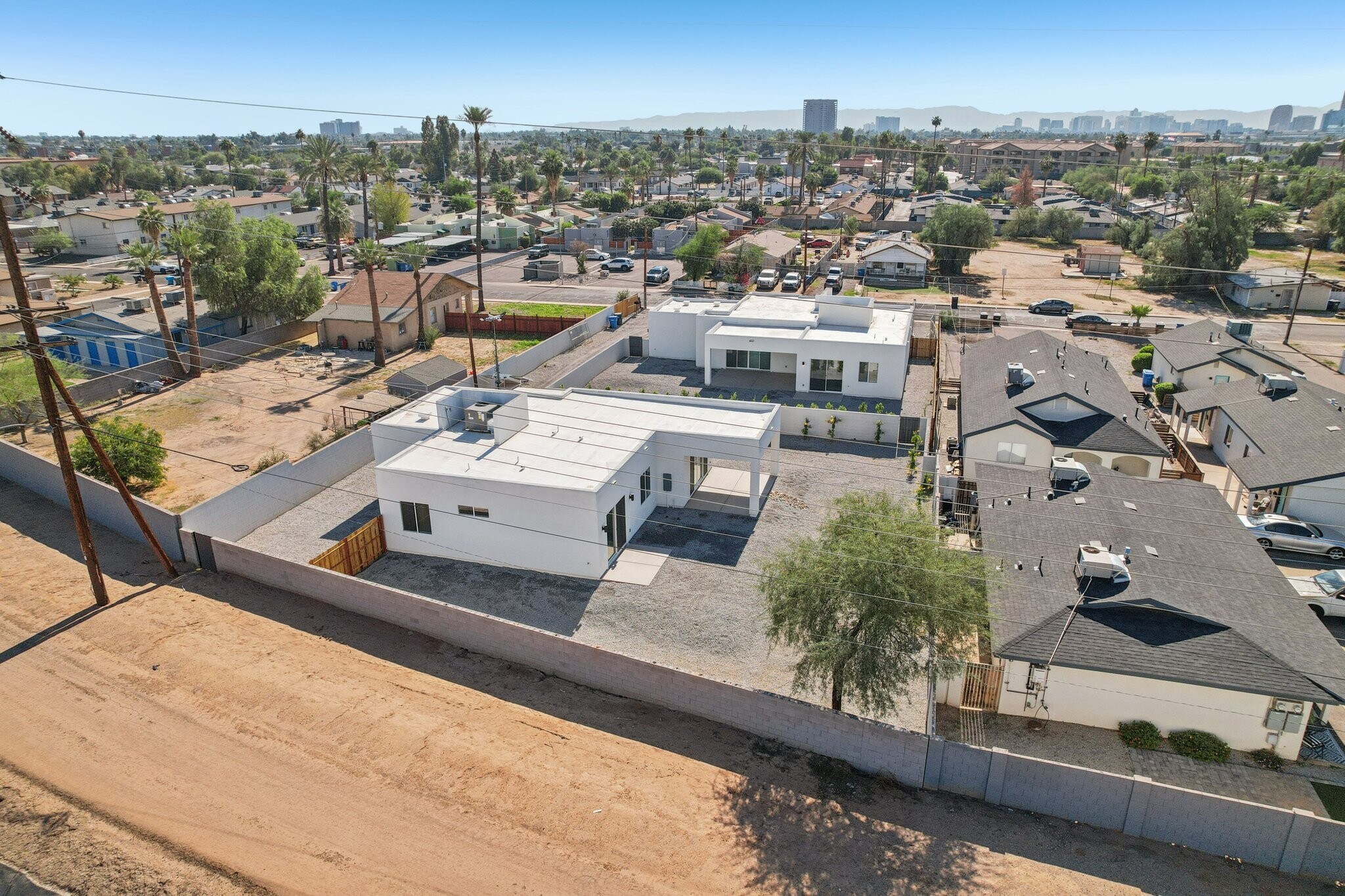 Building Photo - 910 E Roma Ave