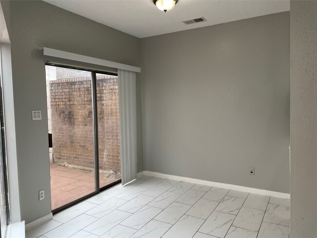 Building Photo - 526 Meadow Knoll Dr