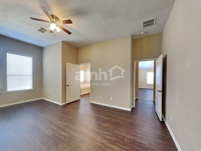Building Photo - 15919 Sonoma Park Dr