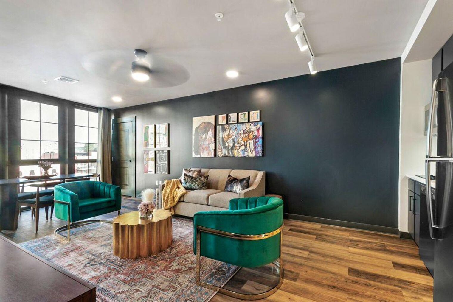 Building Photo - 611 Commerce St