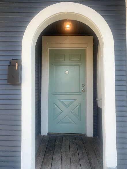 Building Photo - 818 W Lynwood Ave