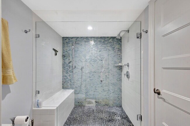 Building Photo - 16910 W Bay Dr