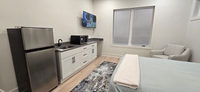 Building Photo - 1Br/ 1Ba Semi-Furnished Near Downtown & Me...