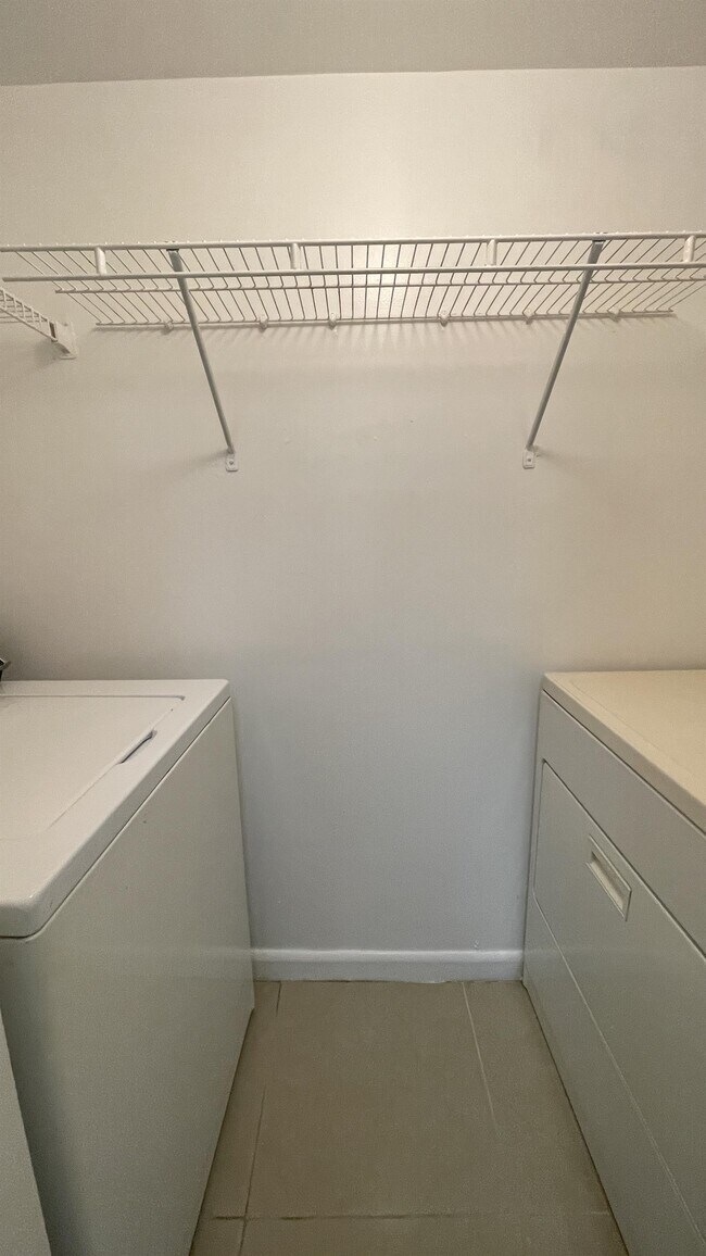 Building Photo - 9833 Westview Dr