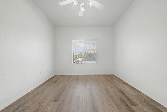 Building Photo - Gated 3 Bedroom condo located just off 215 & Eastern!