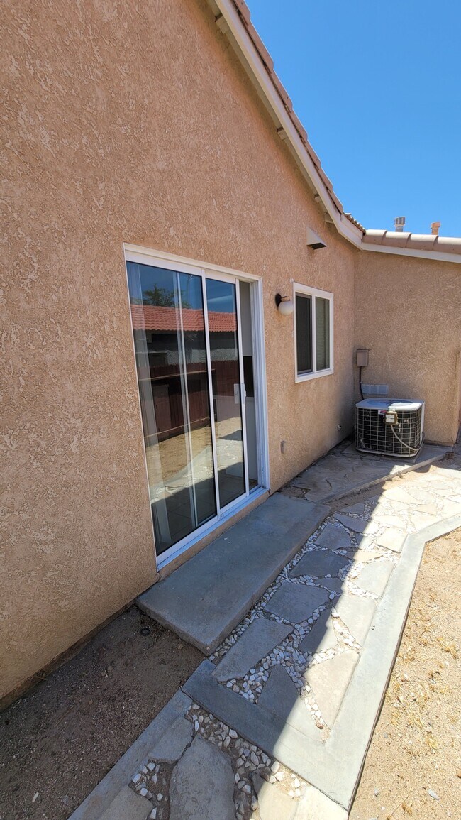 Building Photo - 16918 Sorrento Ln