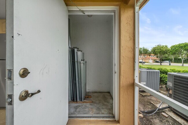 Building Photo - 3047 Waddell Ave