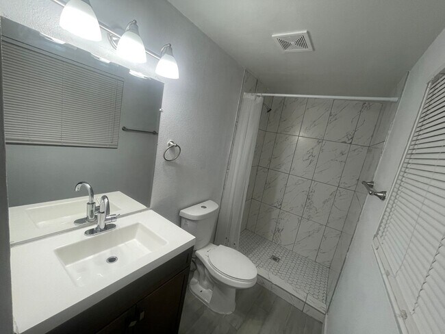 Building Photo - NEWLY REMODELED 3 BEDROOM 2 BATH HOME COME...