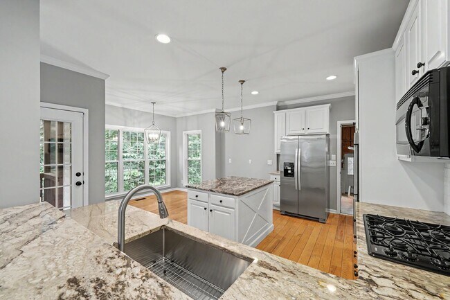 Building Photo - Exceptional 5-Bedroom Home with Finished Basement in Prime Location!