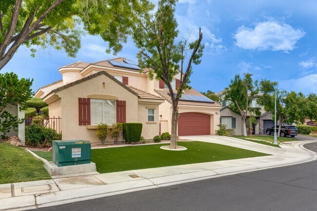 Building Photo - Luxurious, Entertainers Dream 4 Bedroom Home