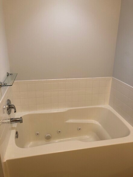 Building Photo - 68 Baltusrol Dr