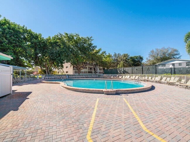 Building Photo - 143 Oakridge J